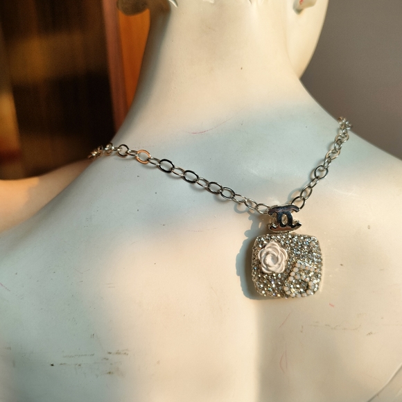 Elegant Cubic Zirconia White Flower Necklace - Picture 17 of 17